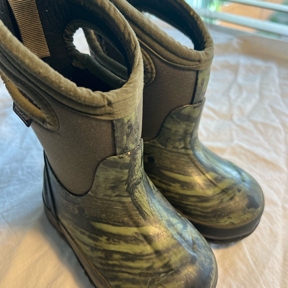 Infant size 7 BOGS waterproof boots mossy oak